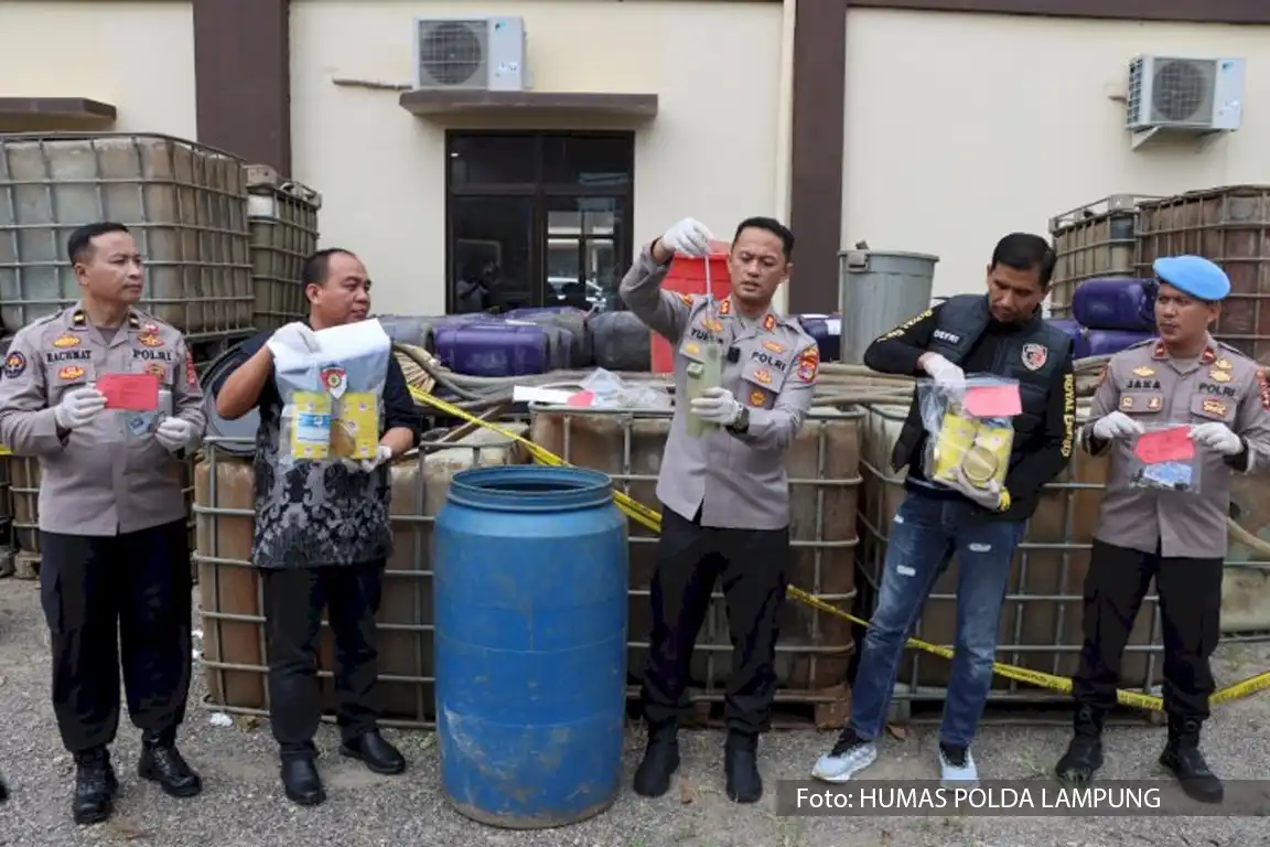 Polisi menunjukkan barang bukti pengungkapan jaringan BBM subsidi ilegal di Pringsewu