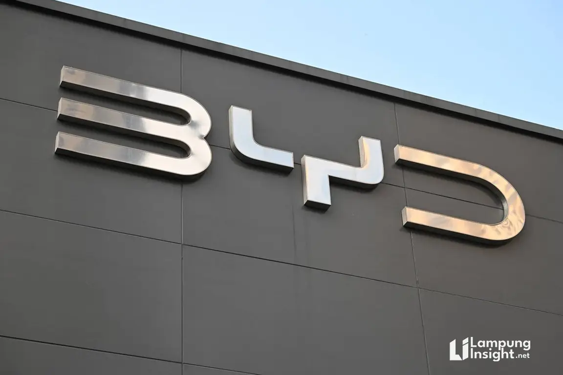 Mobil listrik BYD sedang mengisi daya di stasiun BYD Flash Charging di China.