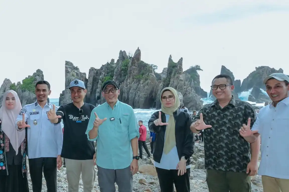 Pembangunan jalan pesisir Lampung menuju Teluk Kiluan dan Pantai Gigi Hiu