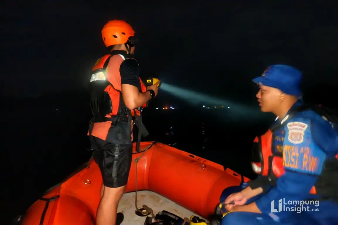 Alt Text: Tim SAR melakukan pencarian pelajar yang terseret ombak di Pantai Teba Tanggamus Lampung