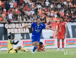 Kemenangan Dramatis Persib atas PSM, Adam Alis Bidik Sejarah Juara di Bandung