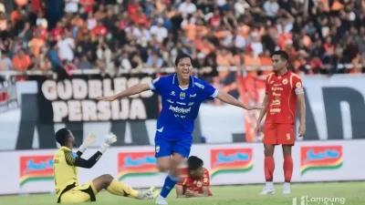 Kemenangan Dramatis Persib atas PSM, Adam Alis Bidik Sejarah Juara di Bandung