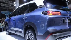 Peluncuran Wuling Eksion di Mall Boemi Kedaton Bandar Lampung dengan tampilan SUV modern futuristik.