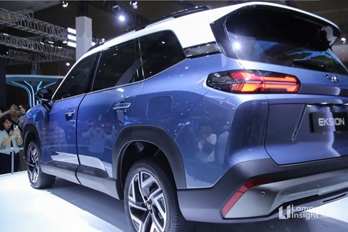 Peluncuran Wuling Eksion di Mall Boemi Kedaton Bandar Lampung dengan tampilan SUV modern futuristik.