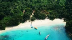 Pantai Teluk Hantu Pesawaran