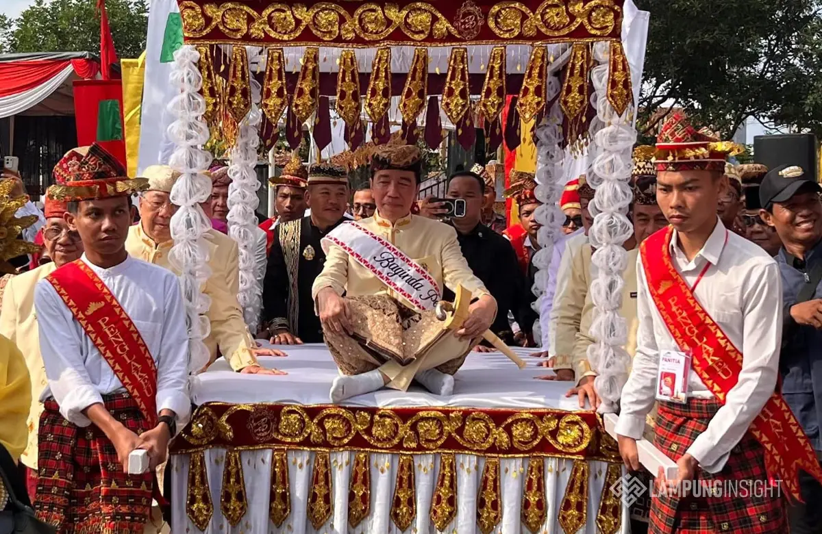 Jokowi Apresiasi Budaya Lampung Masih Terjaga Usai Terima Gelar Adat Baginda Pemuka Bangsa