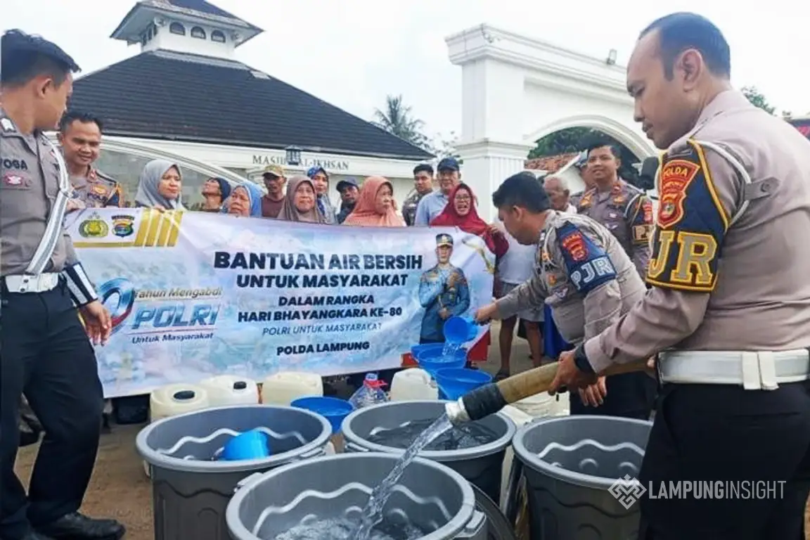 Polda Lampung Salurkan 16.000 Liter Air Bersih untuk 100 KK di Pesawaran