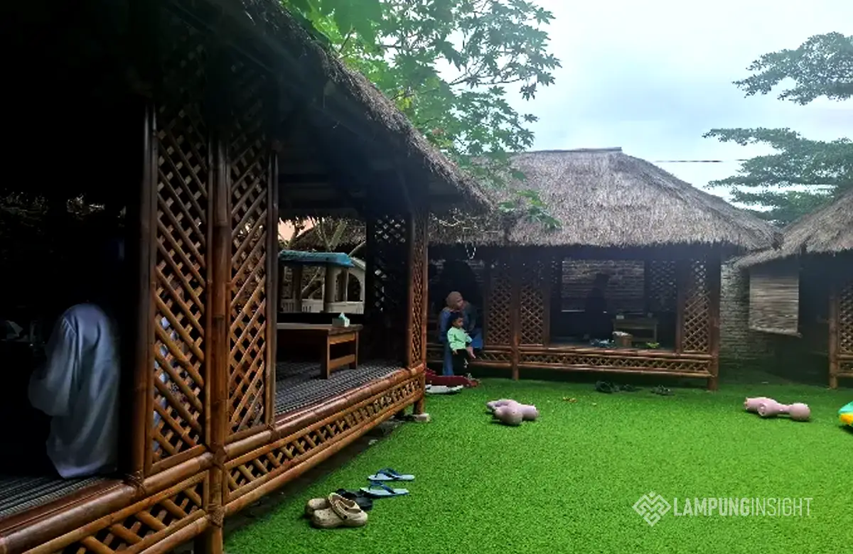 Abu Darda Ayam Kampoeng, Tempat Makan Keluarga yang Asri di Bandar Lampung