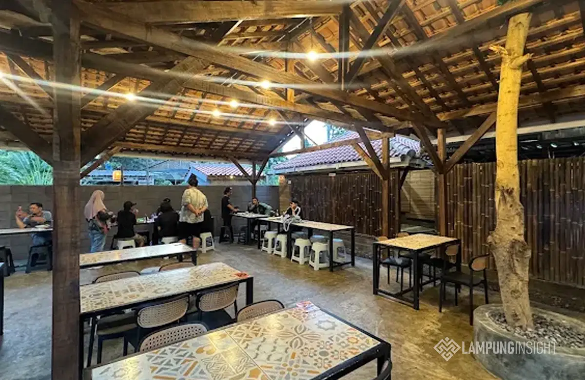 Abu Darda Ayam Kampoeng, Tempat Makan Keluarga yang Asri di Bandar Lampung