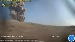 Gunung Anak Krakatau erupsi di Selat Sunda Lampung Selatan