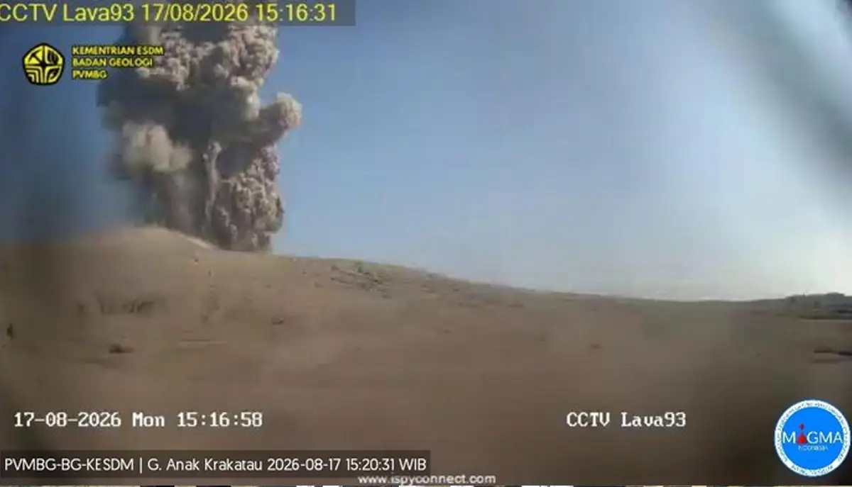 Gunung Anak Krakatau erupsi di Selat Sunda Lampung Selatan