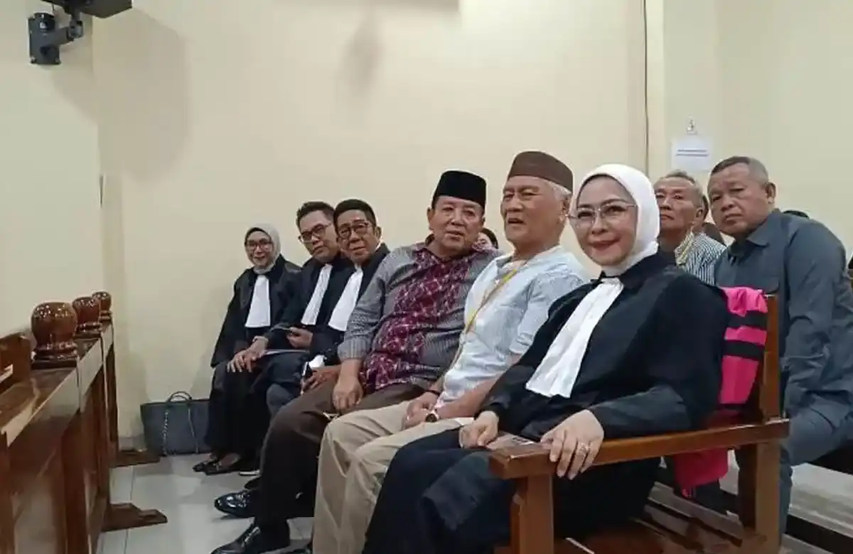 Kenakan Rompi Pink dan Diborgol, Arinal Djunaidi Jalani Sidang Perdana Kasus Korupsi PT LEB