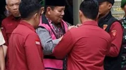 Kenakan Rompi Pink dan Diborgol, Arinal Djunaidi Jalani Sidang Perdana Kasus Korupsi PT LEB
