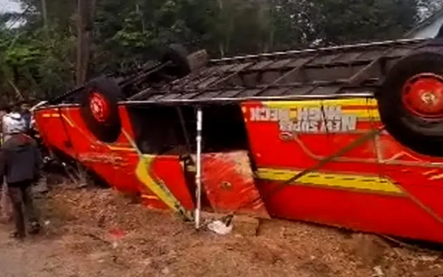 Bus Adhi Prima Terguling di Mesuji, 3 Penumpang Tewas dan 29 Luka Ringan
