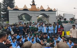 Mahasiswa menggelar aksi demonstrasi di depan DPRD Provinsi Lampung