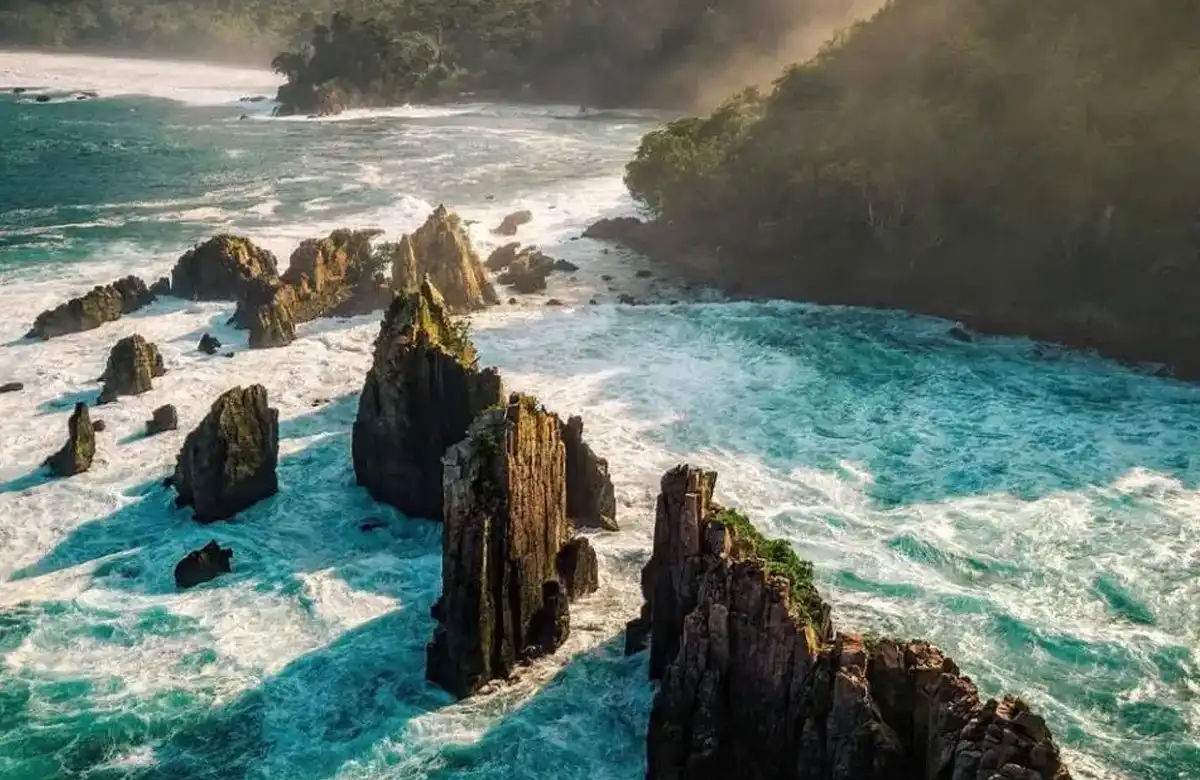 Pantai Gigi Hiu Tanggamus Lampung