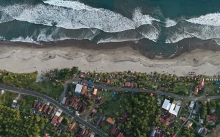 Pantai Mandiri Pesisir Barat Lampung dengan hamparan pasir dan ombak Samudra Hindia