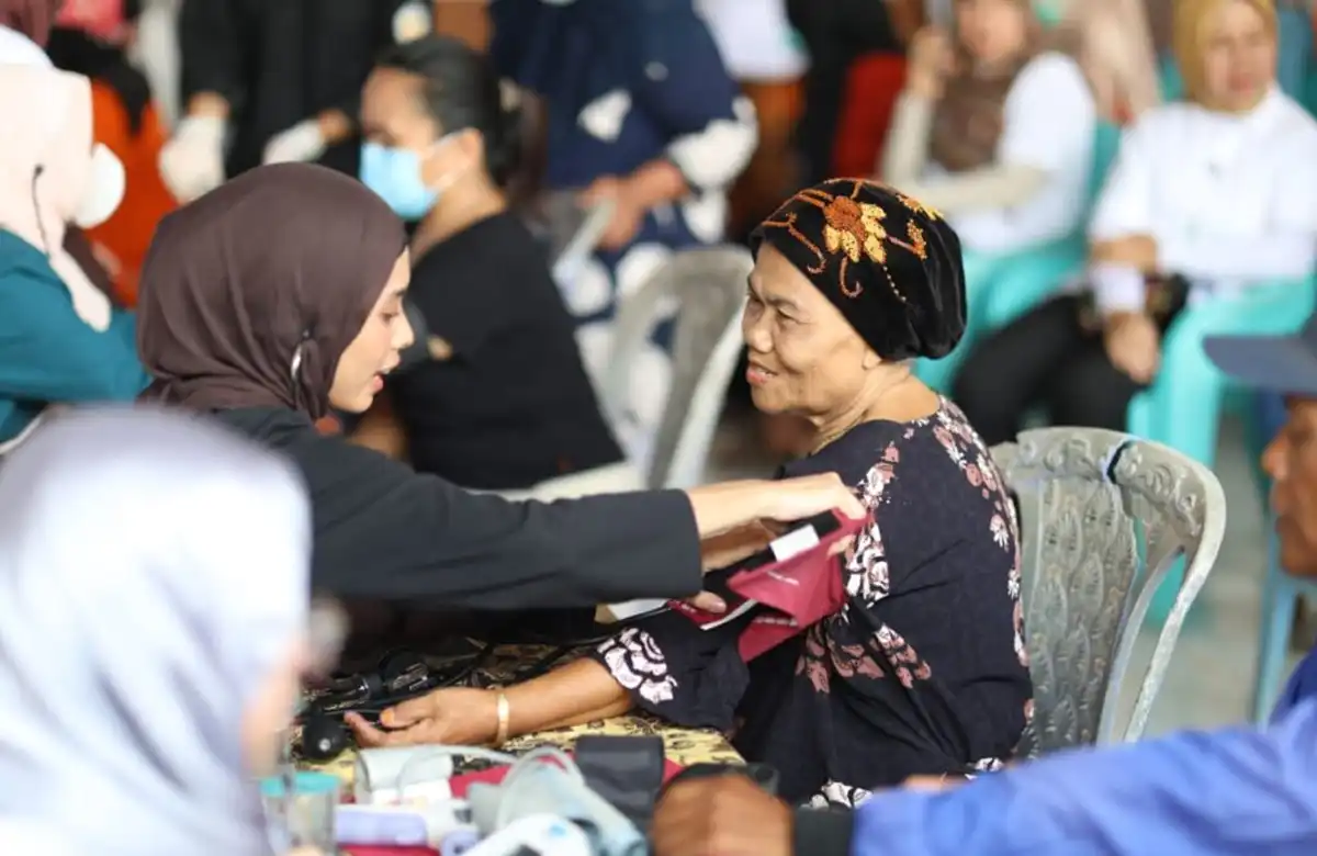 Universitas Lampung Gelar Pengobatan Gratis dan Bersih-Bersih di Pulau Pasaran