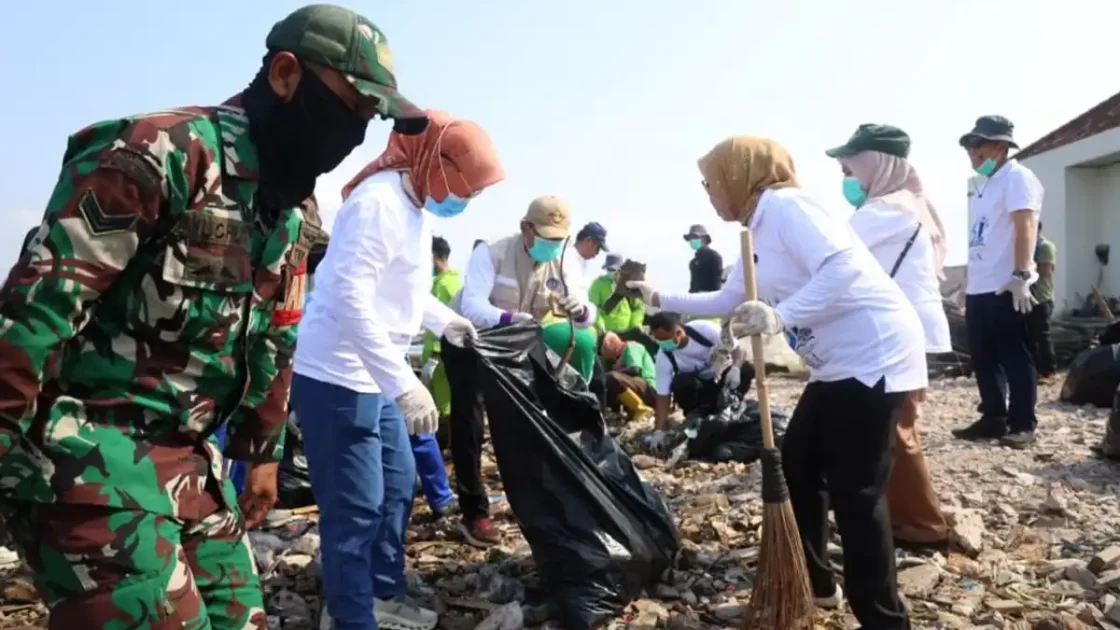Universitas Lampung Gelar Pengobatan Gratis dan Bersih-Bersih di Pulau Pasaran