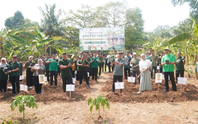 Green Kampus UTI: 80 Mahasiswa Baru Tanam Herbal dan Tebar 1.200 Ikan