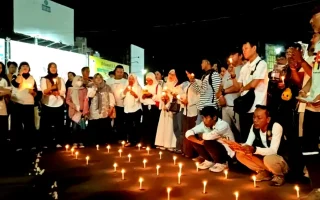 Warga Lampung menyalakan seribu lilin dan menggelar doa bersama di Tugu Adipura Bandar Lampung