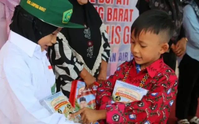 Bupati Lampung Barat Larang Pungutan Kaos Olahraga