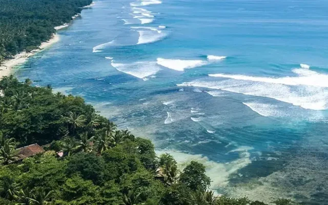 Pantai Walur Pesisir Barat Lampung dengan hamparan pasir dan panorama laut