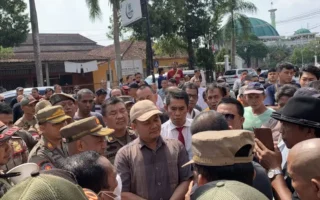 Para pedagang protes kepada petugas Satpol PP saat pemasangan spanduk penghentian penarikan retribusi umum di Shopping Center.